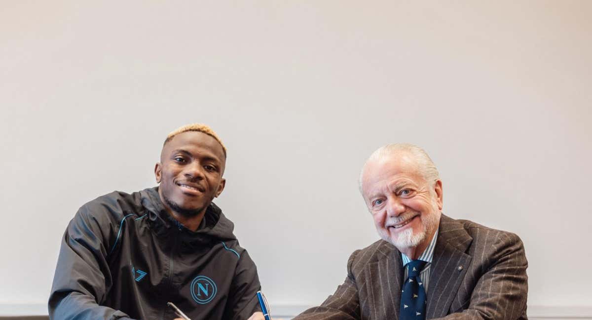 Osimhen, firmando su nuevo contrato con el Nápoles.