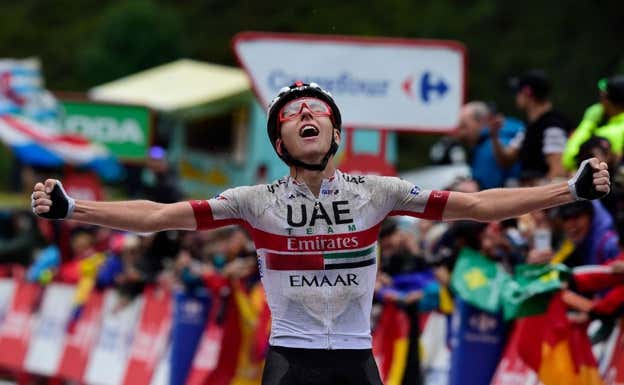 Pogacar celebra la victoria en la novena etapa de La Vuelta a España 2019, con 21 años.  AFP