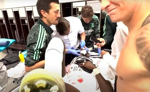 Segura, en camisa, cosiendo a Rüdiger.  REALMADRIDTV