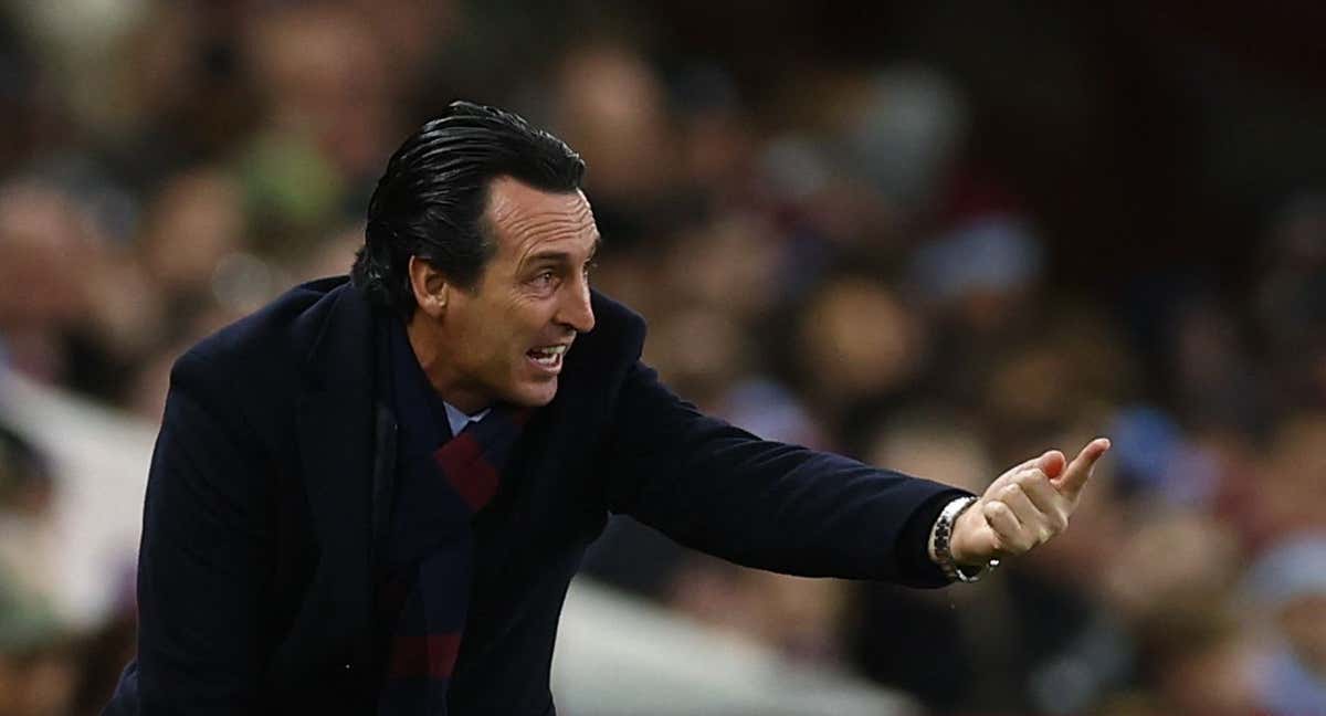 Unai Emery dando órdenes a los jugadores del Aston Villa durante un partido de Premier League./REUTERS/Molly Darlington