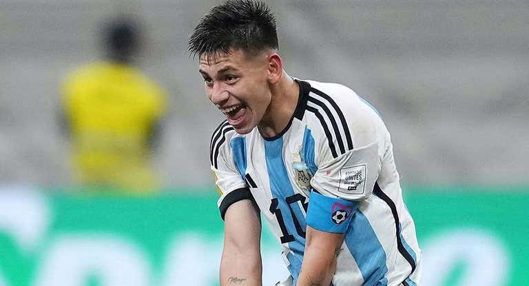 Echeverri celebra un gol con Argentina.