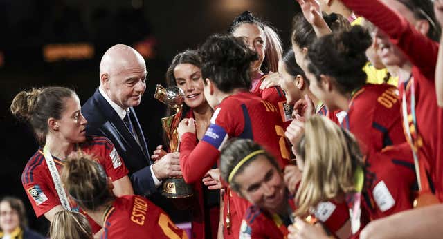 Infantino tiene un lapsus al felicitar a una campeona del Mundo y confunde a María Pérez con Teresa Abelleira