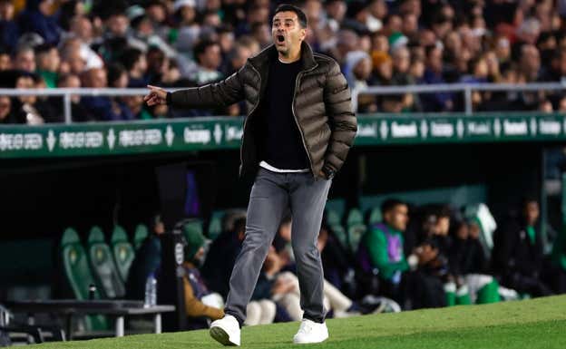 Míchel, durante el Betis-Girona. EFE/Julio Muñoz