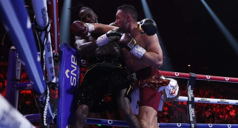 Joseph Parker golpea a Deontay Wilder durante su combate en Arabia Saudí.