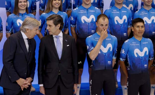 Eusebio Unzué conversa con José María Álvarez-Pallete, CEO de Telefónica, junto a Enric Mas y Nairo Quintana. EFE