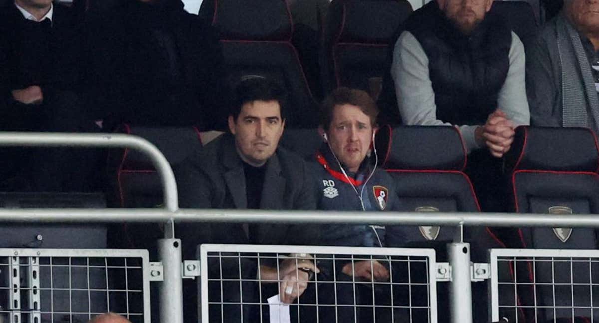 Iraola viendo el partido desde la grada.
