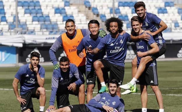 De izquierda a derecha: Asensio, Casemiro, Keylor Navas, Lin Liangming, Marcelo, Morata, Álex Salto y Enzo Zidane, durante un entrenamiento.  CEDIDA