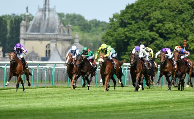 Ioritz Mendizabal, a la izquierda, lidera la carrera de caballos Prix du Jockey-Club en el Hipódromo de Chantilly.  Afp