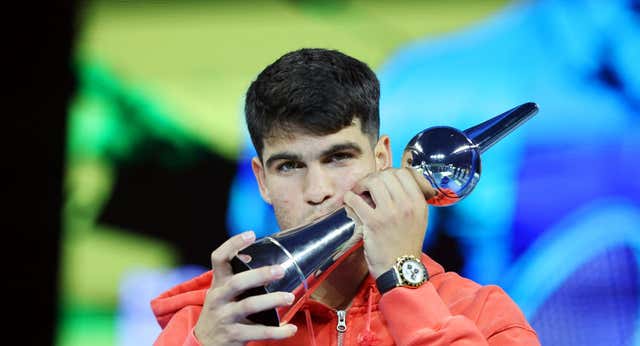 Alcaraz despide el año con una victoria sobre Djokovic que suena a advertencia
