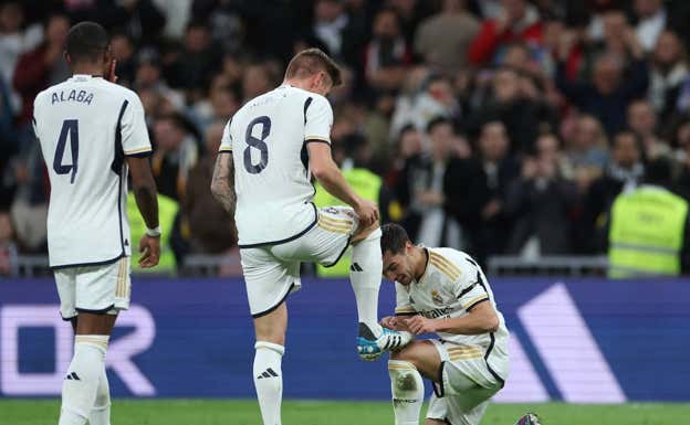 Brahim limpia la bota de Kroos tras una asistencia del alemán. REUTERS