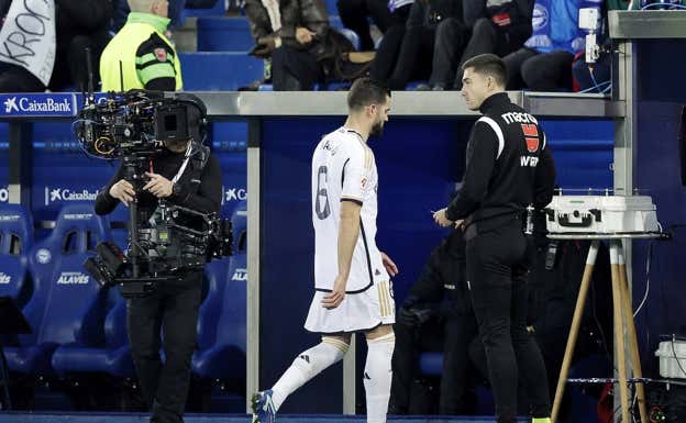 Nacho, tras su expulsión en Mendizorroza. REUTERS