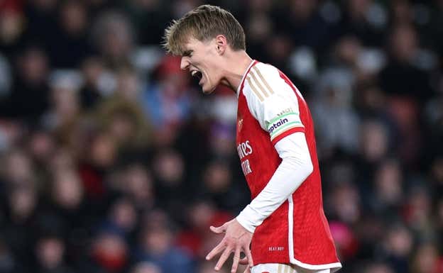 Odegaard lamentándose tras una ocasión perdida.  REUTERS