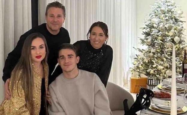 Gavi y su familia celebrando la Navidad.  INSTAGRAM