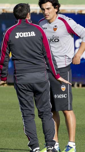 Valverde conversa con Tino Costa. Archivo