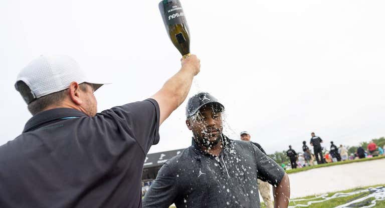 Harold Varner III celebra su triunfo en un torneo del LIV Golf.