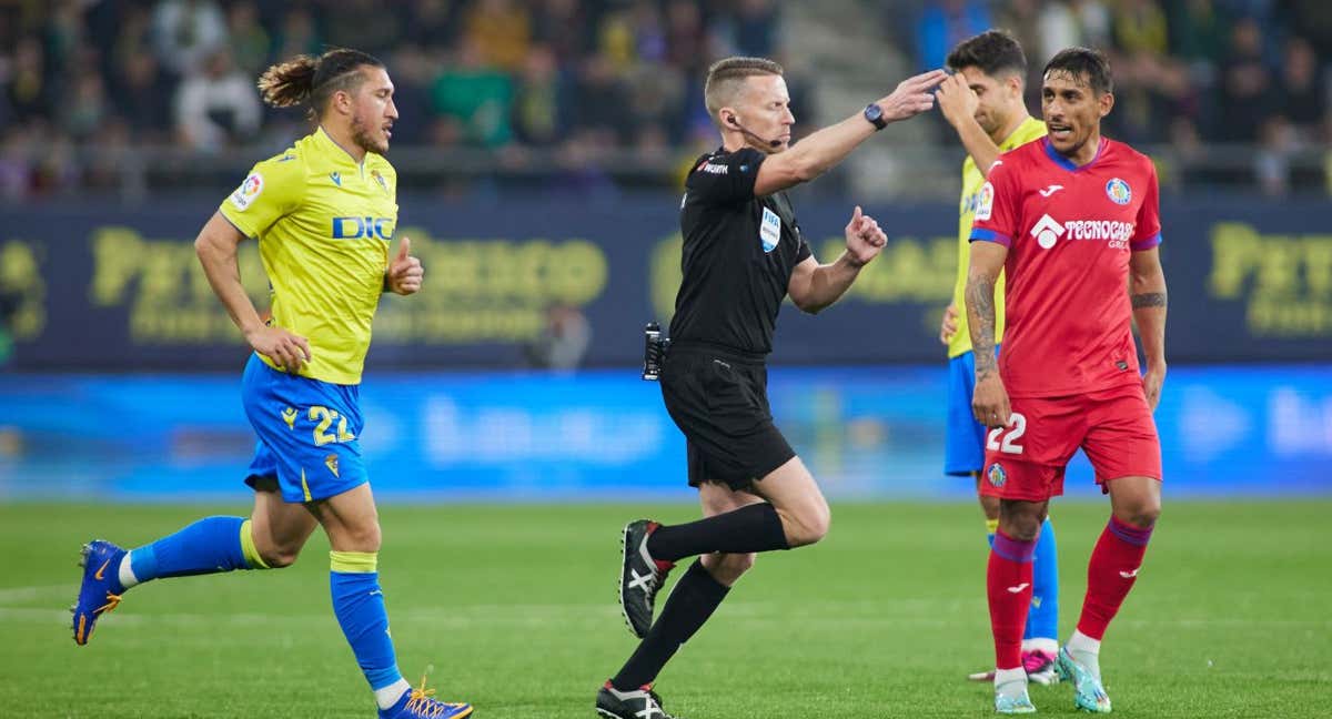 Hernández Hernández pita un penalti en el Cádiz-Getafe tras ir al monitor./AFP