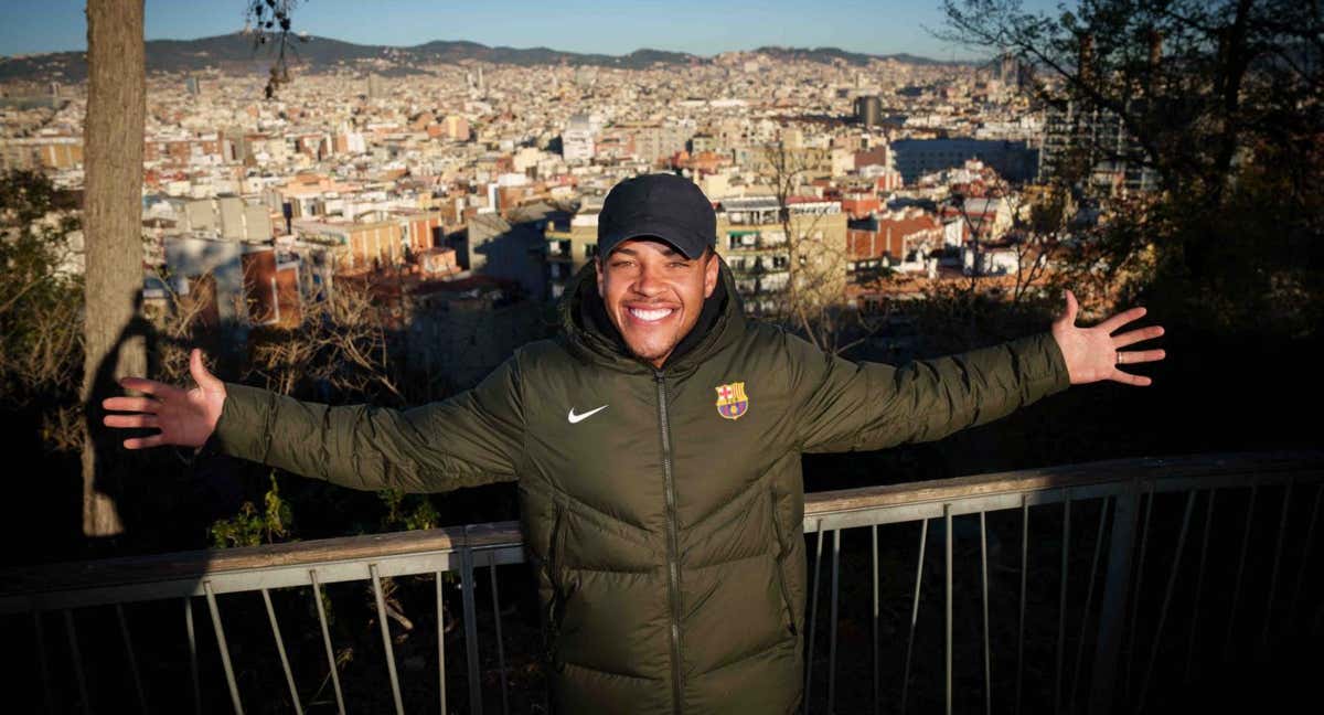 Vitor Roque posa con Barcelona de fondo.