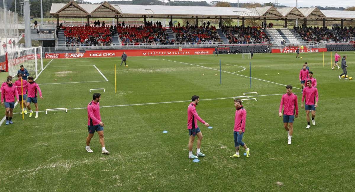 Los jugadores realizan ejercicios en el campo 2, con muchas calvas y arena./EFE