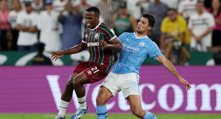 Rodri Hernández disputa un balón a Arias durante el Mundial de clubes.