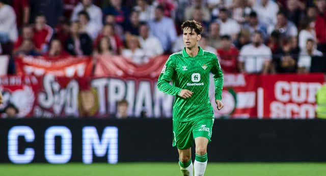 Me llega, me cuentan, me confirman: el Milan quiere esperar a junio para fichar a Miranda y el Alavés tiene en la lista a Facundo Garcés