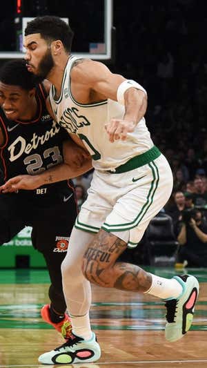 Tatum con las Tatum 2 ante los Pistons. AFP