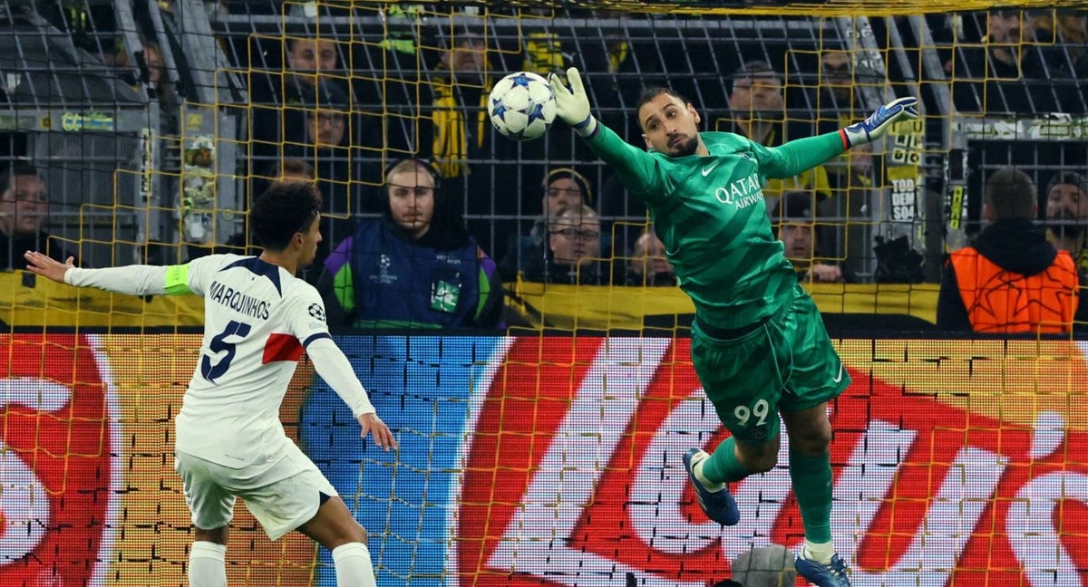 Donnarumma ataja un balón con el PSG.