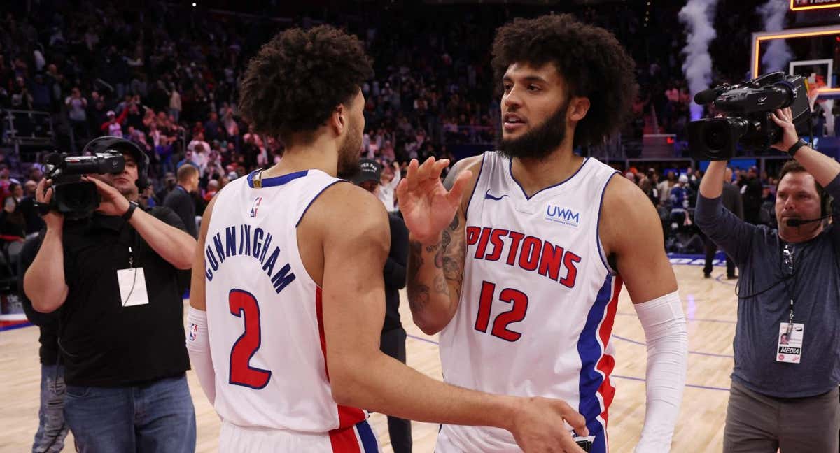 Isaiah Livers y Cade Cunningham celebran la primera victoria de los Detroit Pistons tras 29 partidos./AFP