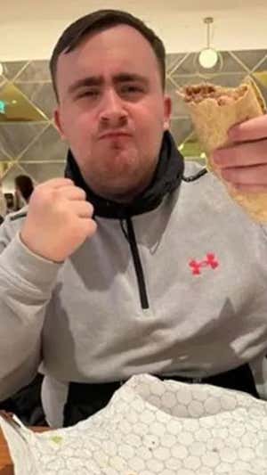 Luke Littler celebra con un kebab su victoria. Instagram