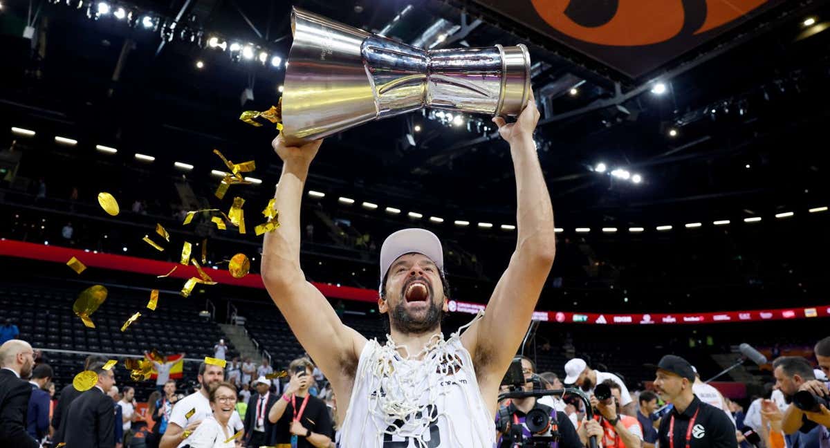 Sergio Llull, autor de la canasta que dio la Euroliga al Real Madrid, levanta el título en Kaunas. /GETTY IMAGES