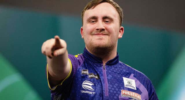 Luke Littler, el niño que arrasa a los dardos con 16 años y que puede ganar medio millón de euros