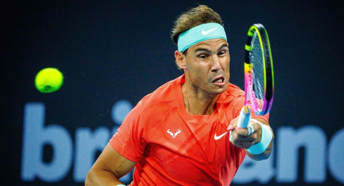 Rafa Nadal golpea la bola en su regreso a las canchas./AFP