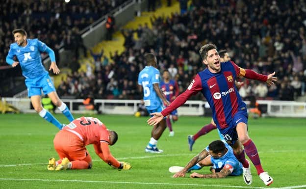 Sergi Roberto celebra el gol de la victoria ante el Almería.  AFP