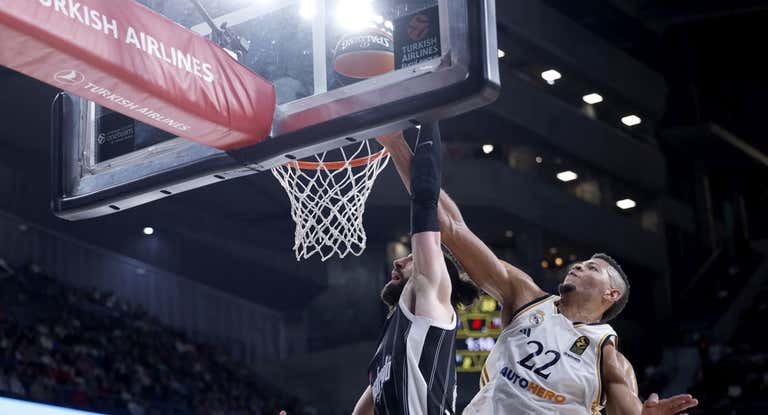 Tavares trata de taponar una canasta de Shengelia en el Real Madrid - Virtus Bologna.