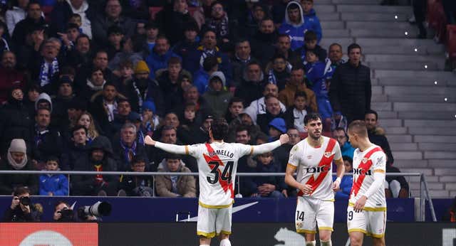 Los Reyes Magos llegan en Camello para el Rayo y traen carbón a Latasa y Greenwood