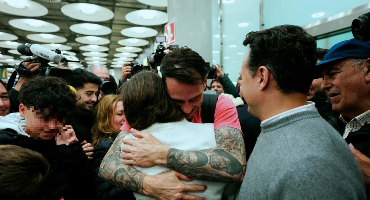 Santiago Sánchez Cogedor ha sido recibido por su familia en el Aeropuerto de Barajas./EFE