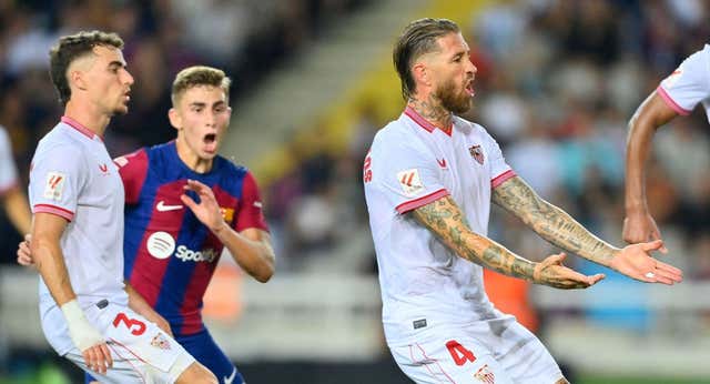 Los regalos de LaLiga: los jugadores y los equipos que más goles se meten en propia puerta
