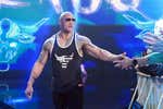 The Rock abre el 2024 de WWE con pulla a Roman Reigns