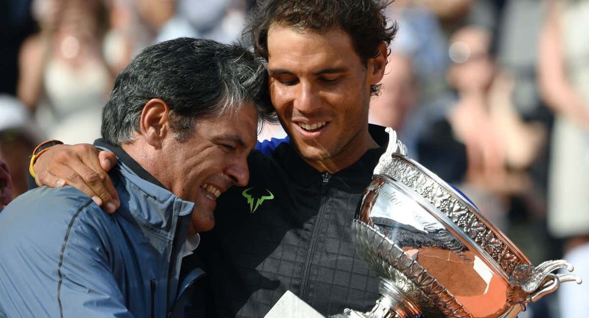 Toni Nadal y Rafael Nadal celebran el título de Roland Garros 2017 en París.