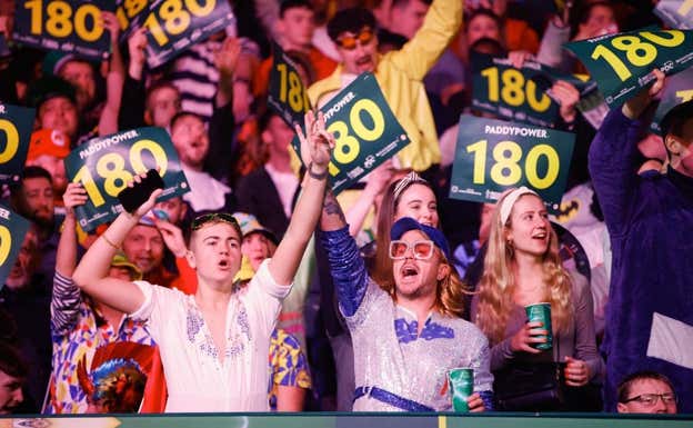 La mayor tirada posible en un campeonato de dardos son 180 puntos. EFE