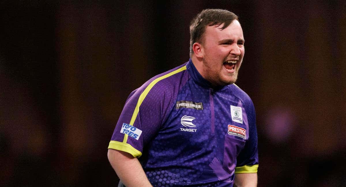 Luke Littler celebra el pase a la Final del Mundial de Dardos./EFE
