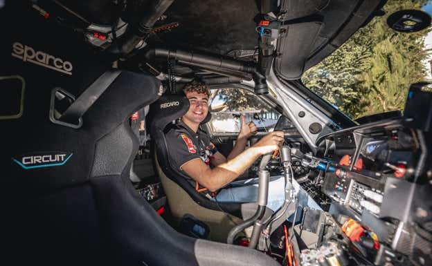 Pau Navarro, en la cabina de su vehículo para el Rally Dakar 2024.  P. Navarro