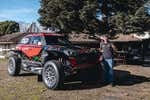 Es catalán, tiene solo 19 años y ya va al volante de uno los coches punteros del Dakar 2024... tras empezar en un videojuego