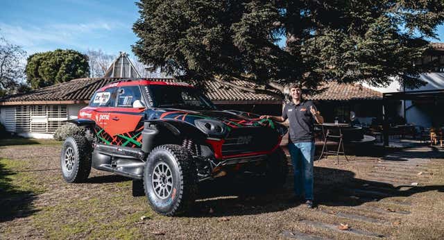 Es catalán, tiene solo 19 años y ya va al volante de uno los coches punteros del Dakar 2024… tras empezar en un videojuego