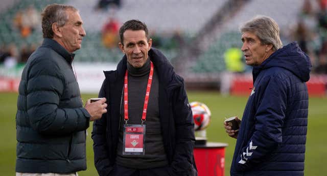 El Betis quiere retener a Planes… que duda con una oferta de Arabia