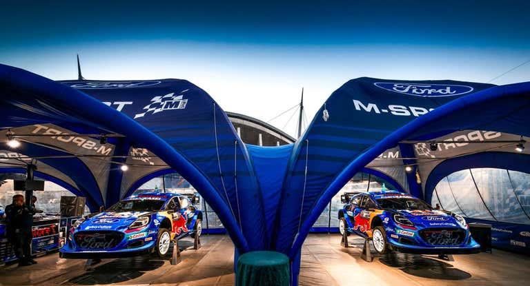 Los dos Ford Puma Rally1 en el área de asistencia del equipo inglés.