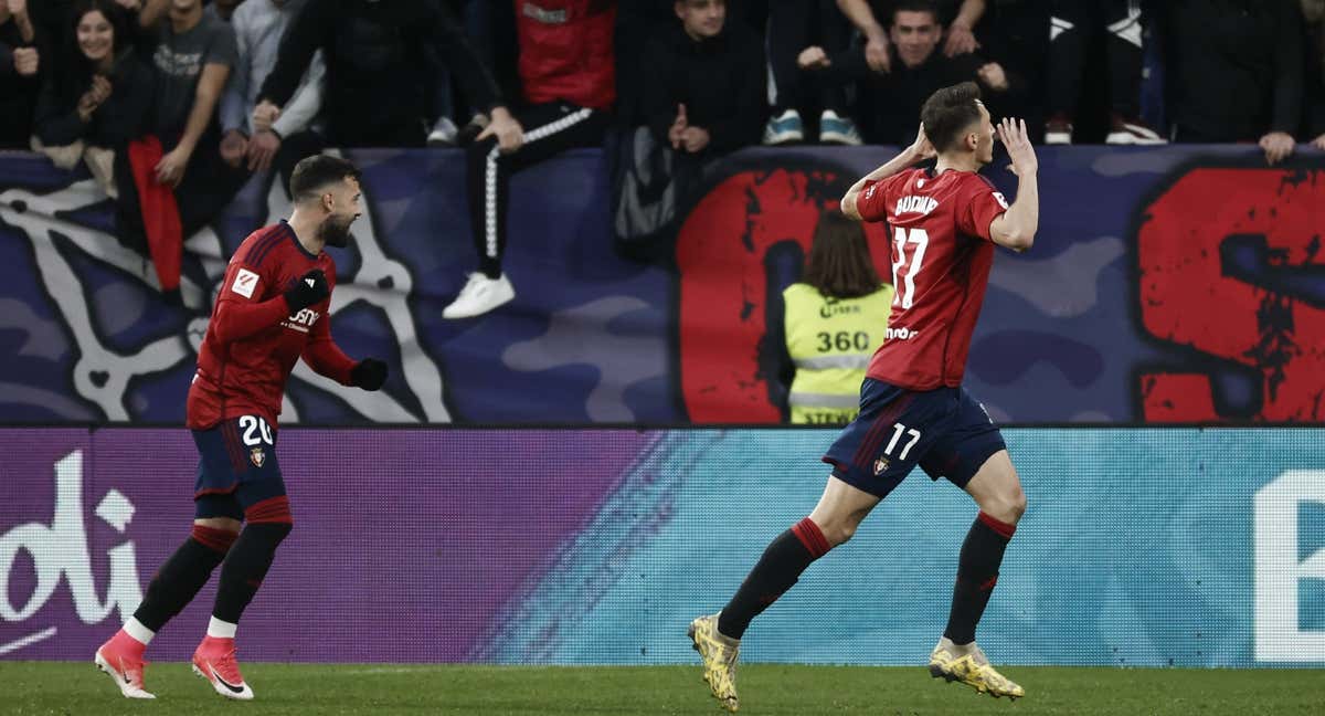 El delantero croata de Osasuna Ante Budimir (d), celebra su gol ante el Almería./EFE