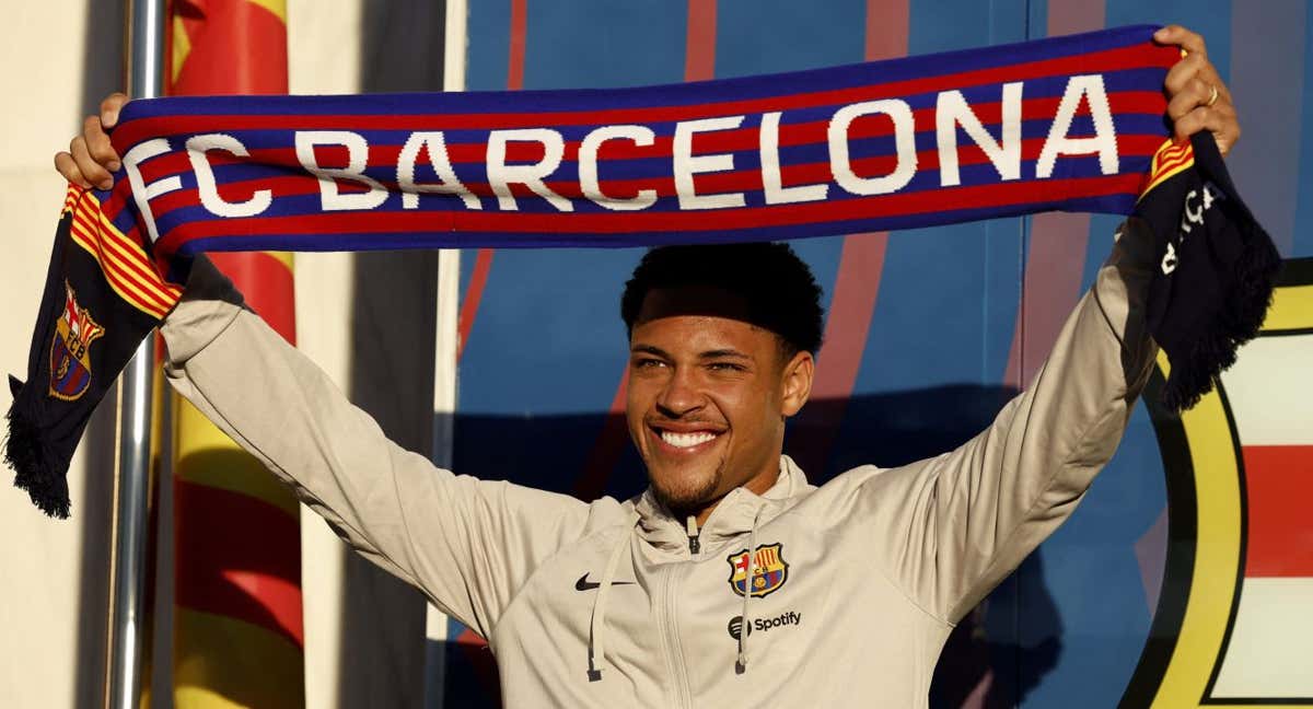 Vitor Roque con la bufanda del Barça en las oficinas del Camp Nou.
