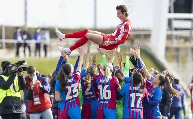 El manteo a Virginia Torrecilla tras la final de la Supercopa de España.  Getty