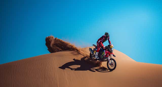 El español Tosha Schareina da la campanada en la Prólogo del Rally Dakar y se lleva su primera victoria