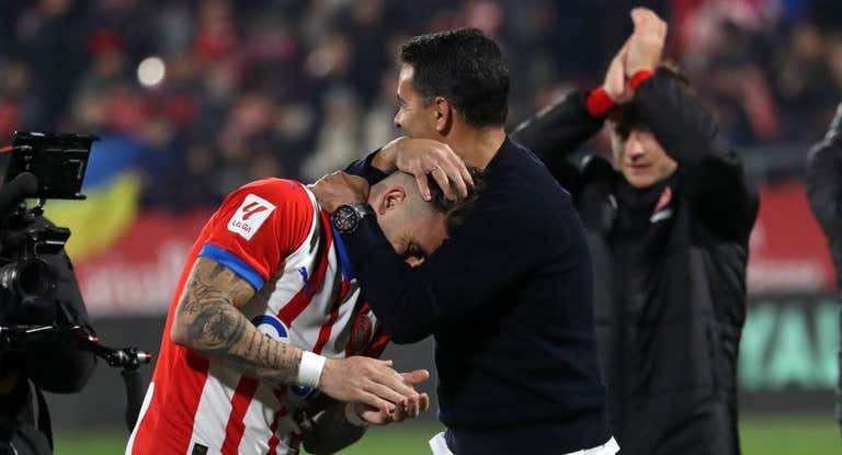 Aleix Garcia es abrazado por Míchel tras la victoria ante el Atlético de Madrid.